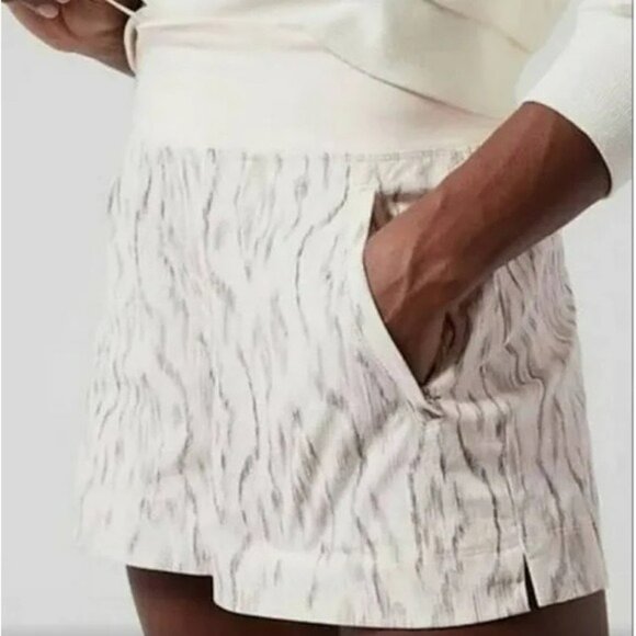 Athleta Trekkie North Short Color Ikat Texture Magnolia Grey/White Size 10 - Picture 1 of 5